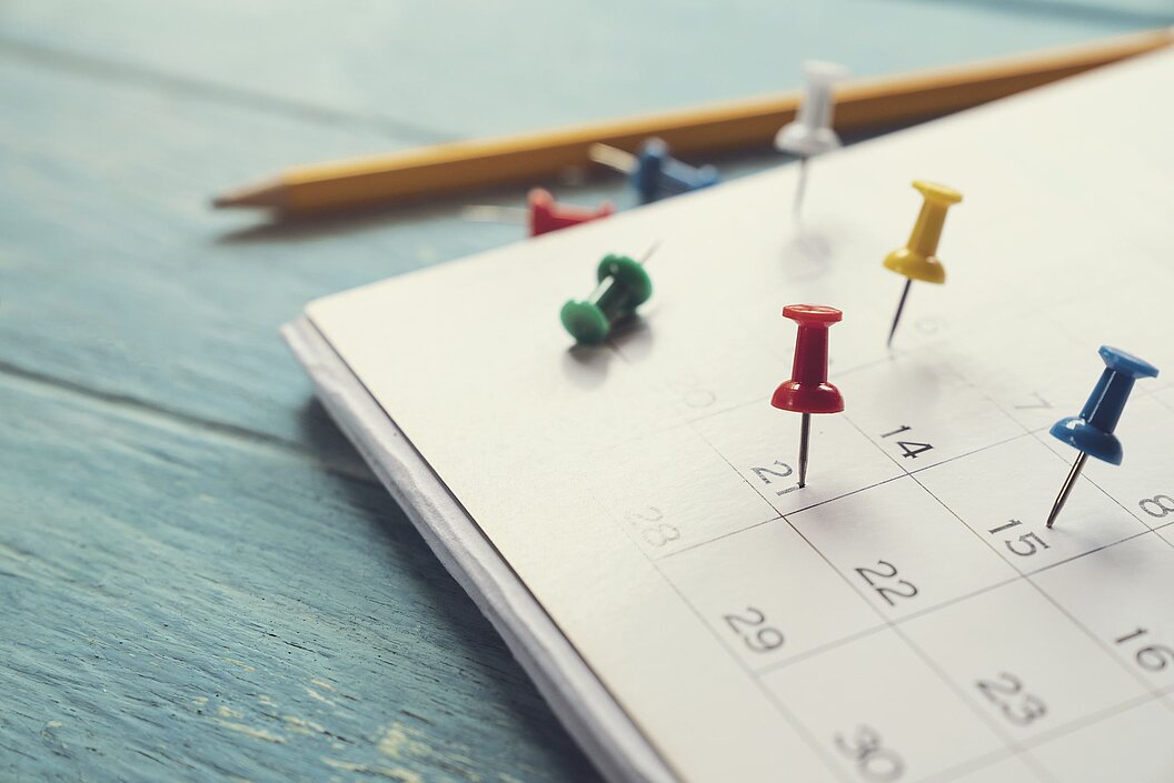 Ecke vom Kalender mit Stecknadeln